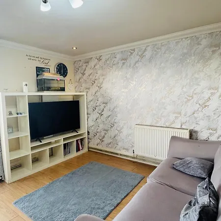 Charming 2 Bedroom Flat With Urban Views